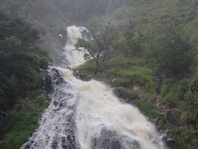 Air Terjun Efrata di Samosir dengan tebing hijau
