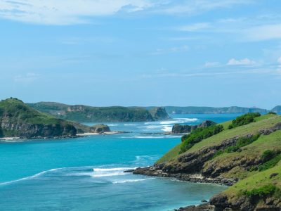 Bukit Merese Lombok dengan hamparan rumput hijau dan panorama laut