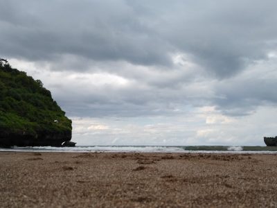 Pantai Baron Gunungkidul dengan muara sungai bawah tanah bertemu laut