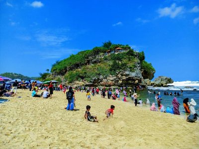 Pantai Drini Gunungkidul dengan pulau karang kecil di tengah pantai