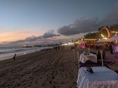 Pantai Jimbaran Bali saat matahari terbenam