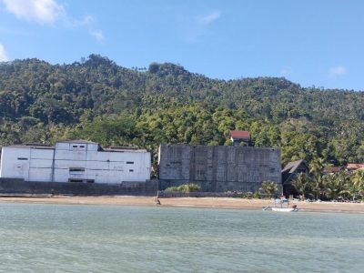 Pantai Karanggongso Trenggalek dengan pasir putih dan perairan teluk yang tenang