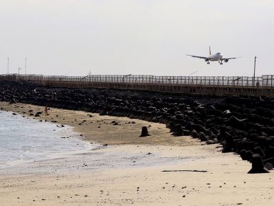 Pesawat melintas rendah di atas Pantai Kelan Bali