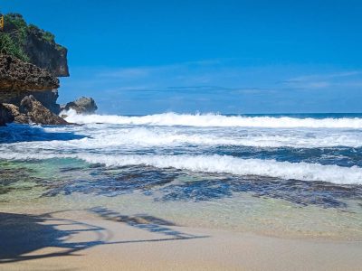 Pantai Ngobaran Gunungkidul dengan pura di tepi tebing karang