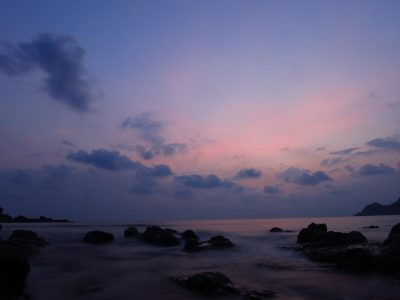 Pantai Wediombo Gunungkidul dengan tebing karang dan laguna alami