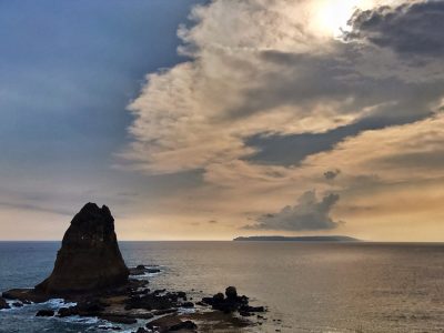 Pantai Tanjung Papuma Jember dengan batu karang ikonik